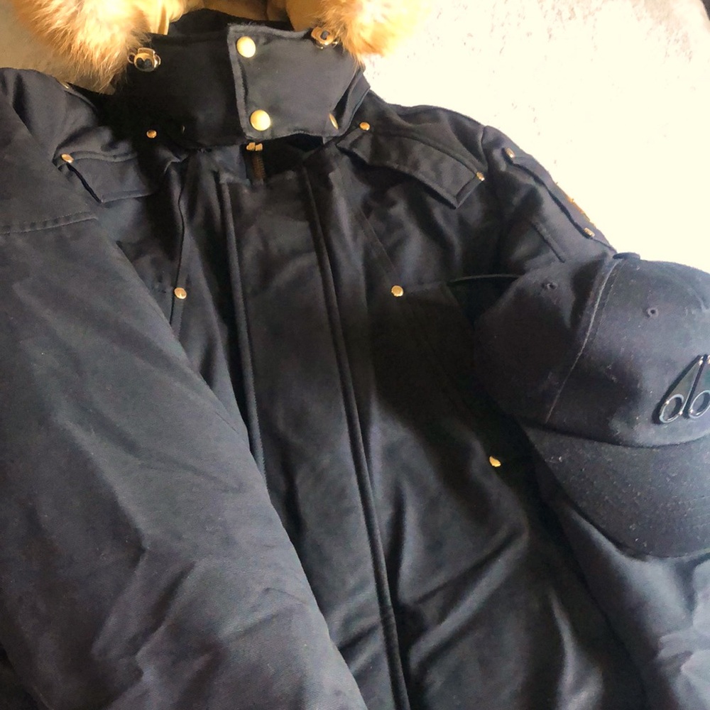 I’m selling a used moose knuckle coat .. with the snap back hat